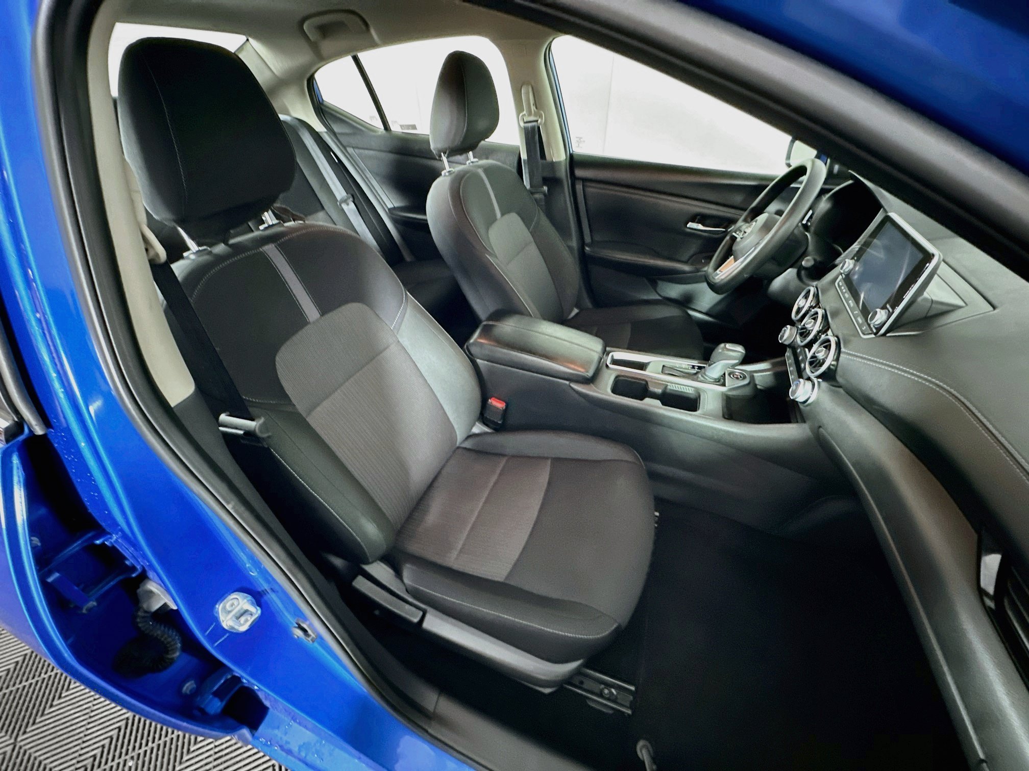 Used 2025 Nissan Sentra SV FWD image 28