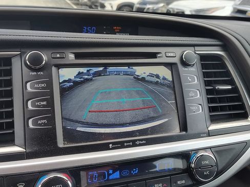 Used 2017 Toyota Highlander Plus AWD/4WD image 17