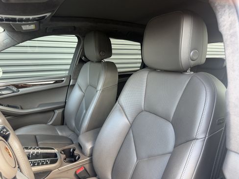 Certified 2021 Porsche Macan Turbo AWD/4WD image 4