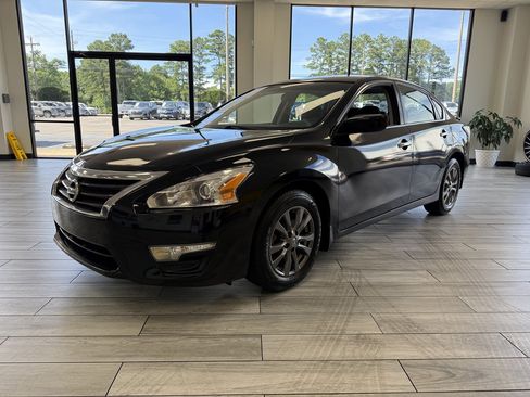 Used 2015 Nissan Altima 2.5 S w/ Special Edition Package FWD image 3