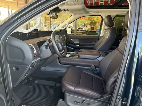 Certified 2025 Ford Expedition Platinum w/ Platinum Ultimate Package AWD/4WD image 8