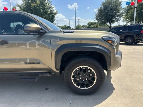 Used 2025 Toyota Tacoma TRD Off-Road AWD/4WD image 13