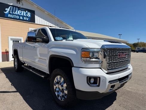 Used 2018 GMC Sierra 2500 Denali w/ Duramax Plus Package AWD/4WD image 3