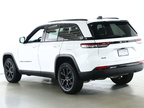 Used 2025 Jeep Grand Cherokee Altitude image 40