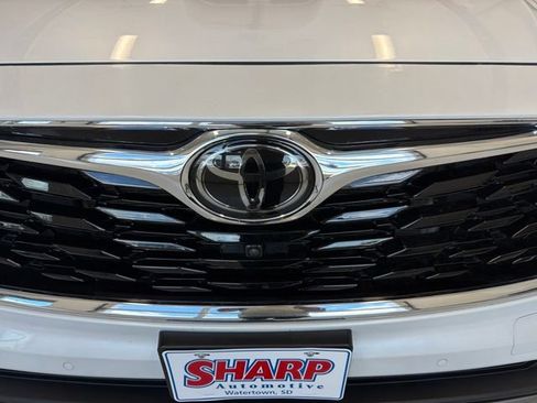 Used 2024 Toyota Highlander Platinum AWD/4WD image 3
