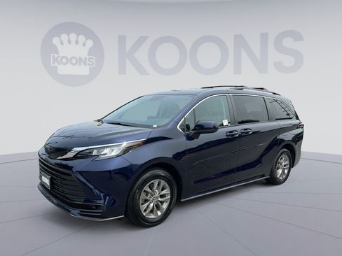 Used 2023 Toyota Sienna LE AWD/4WD image 1