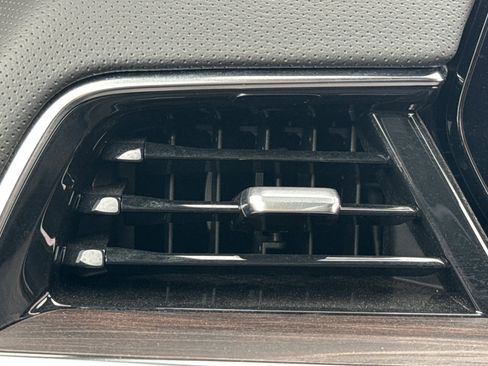 Used 2025 Chevrolet Suburban Premier image 28