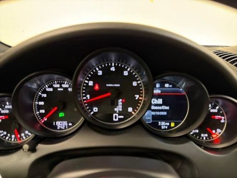 Used 2016 Porsche Cayenne w/ Premium Package AWD/4WD image 24