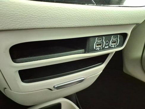 Used 2023 Chrysler Pacifica Touring-L image 25