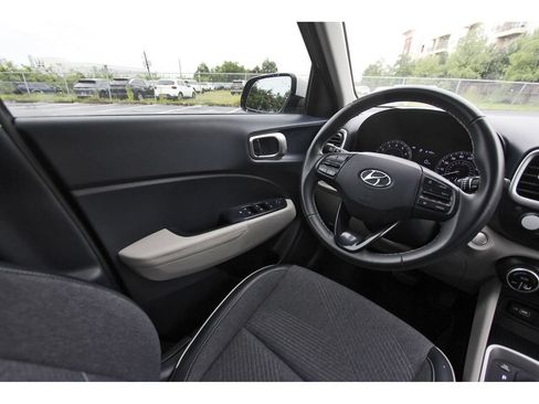 Certified 2022 Hyundai Venue Limited FWD image 9