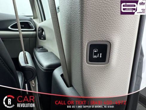 Used 2022 Chrysler Pacifica Touring-L image 60