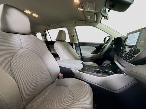 Used 2023 Toyota Highlander L image 29