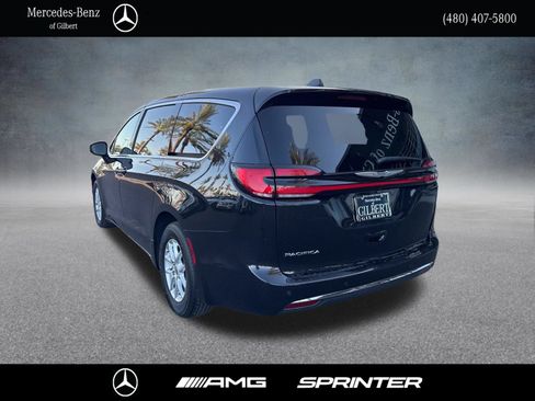 Used 2023 Chrysler Pacifica Touring-L FWD image 3
