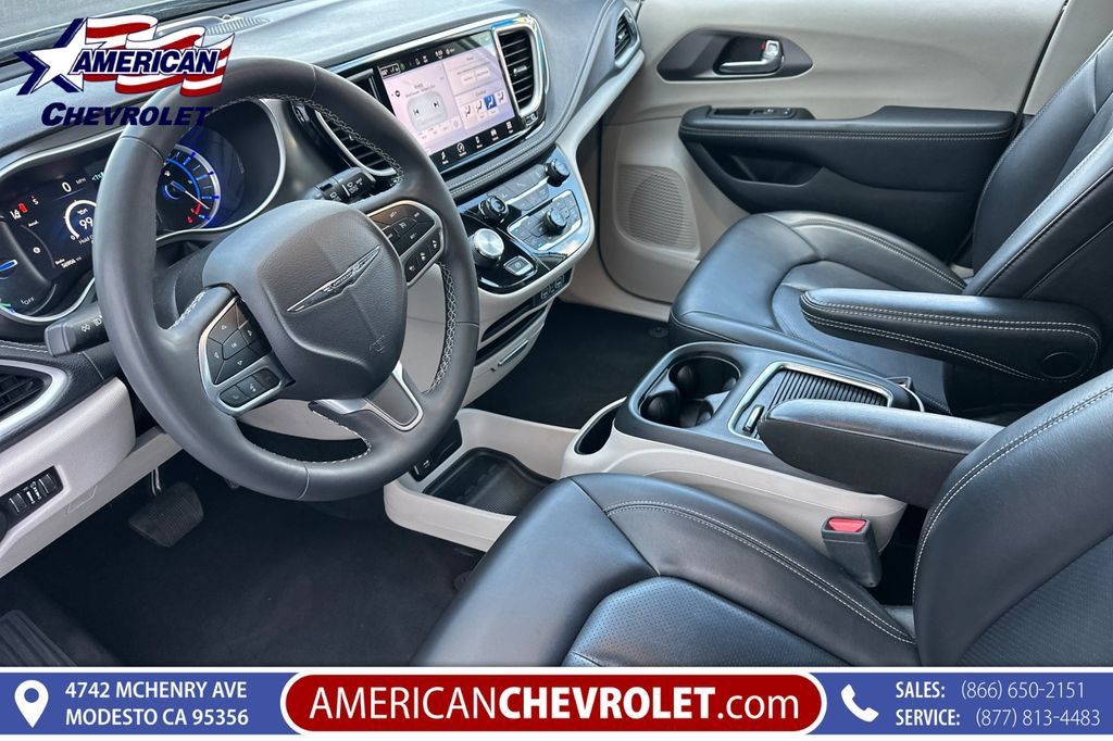 Used 2023 Chrysler Pacifica Touring-L FWD image 10