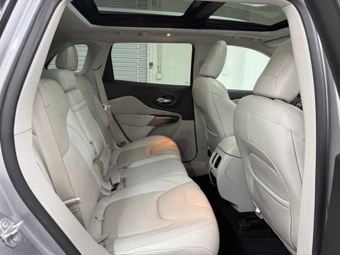 Used 2019 Jeep Cherokee Limited w/ Luxury Group AWD/4WD image 17