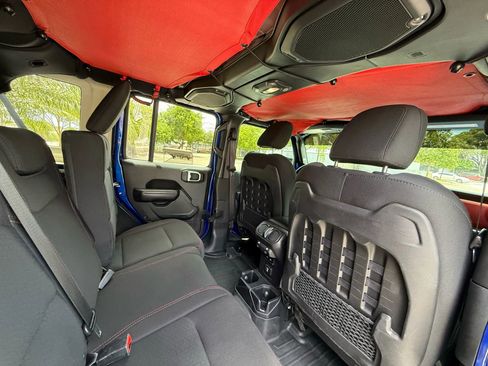 Used 2018 Jeep Wrangler Unlimited Rubicon w/ Cold Weather Group AWD/4WD image 15