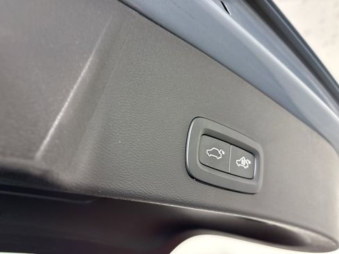 Used 2023 Volvo XC40 B4 Ultimate w/ Protection Package Premier image 40