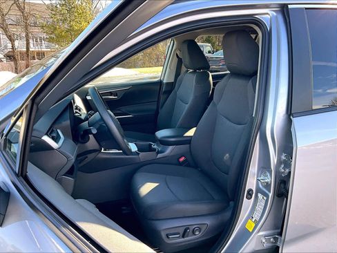 Used 2025 Toyota RAV4 XLE image 10