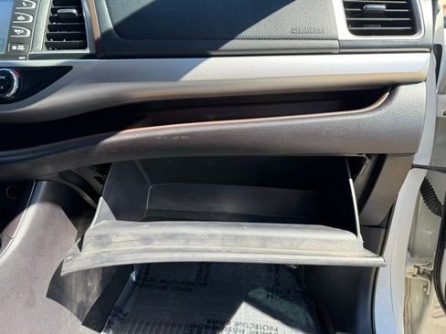 Used 2018 Toyota Highlander XLE image 30