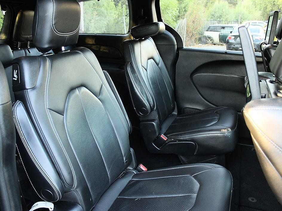 Used 2020 Chrysler Pacifica Touring-L Plus w/ Advanced Safetytec Group FWD image 18