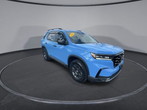 Used 2025 Honda Pilot TrailSport image 3