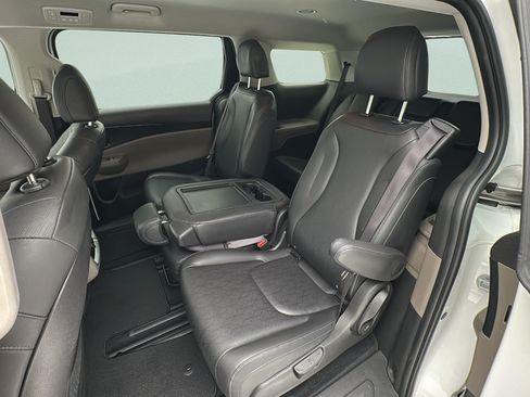 Used 2025 Kia Carnival FWD image 10