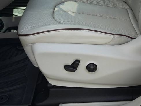 Used 2017 Chrysler Pacifica Limited w/ UConnect Theater Package FWD image 13
