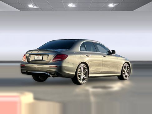Used 2017 Mercedes-Benz E 300 4MATIC image 8
