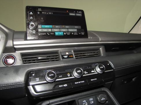 Certified 2025 Honda Pilot Touring image 7