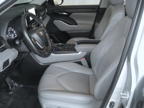 Used 2023 Toyota Highlander XLE image 8