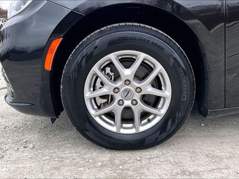 Used 2024 Chrysler Pacifica Touring-L image 8