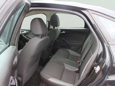 Used 2014 Ford Focus SE w/ SE Winter Package image 6