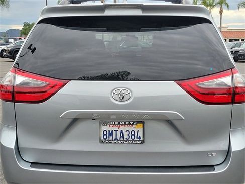 Used 2020 Toyota Sienna LE w/ Carpet Mat Package image 27