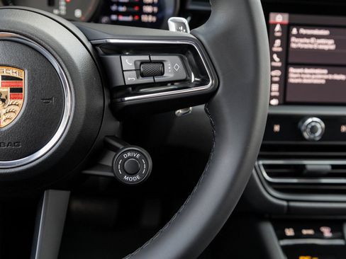 Certified 2026 Porsche Macan AWD/4WD image 16