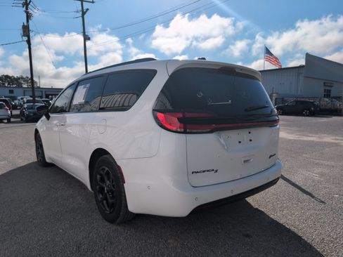 Used 2024 Chrysler Pacifica Premium FWD image 6