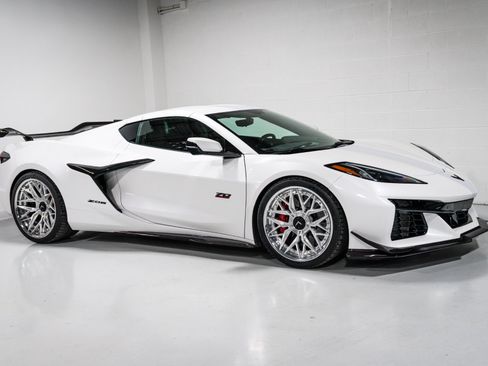 Used 2023 Chevrolet Corvette Z06 w/ Z07 Performance Package RWD image 1