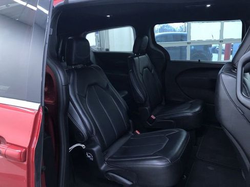 Used 2025 Chrysler Pacifica Select image 22