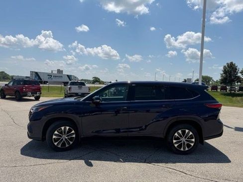 Used 2022 Toyota Highlander XLE AWD/4WD image 6