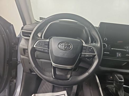 Used 2023 Toyota Highlander XLE AWD/4WD image 15