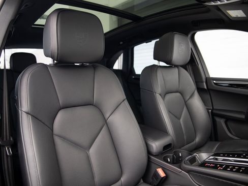 Certified 2025 Porsche Macan image 30