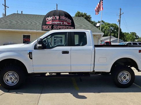 Used 2018 Ford F250 XL w/ Power Equipment Group AWD/4WD image 3