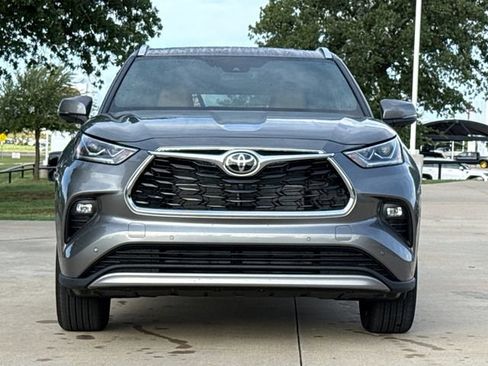New 2026 Toyota Highlander Platinum AWD/4WD image 2
