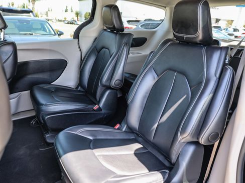 Used 2024 Chrysler Pacifica Limited FWD image 8