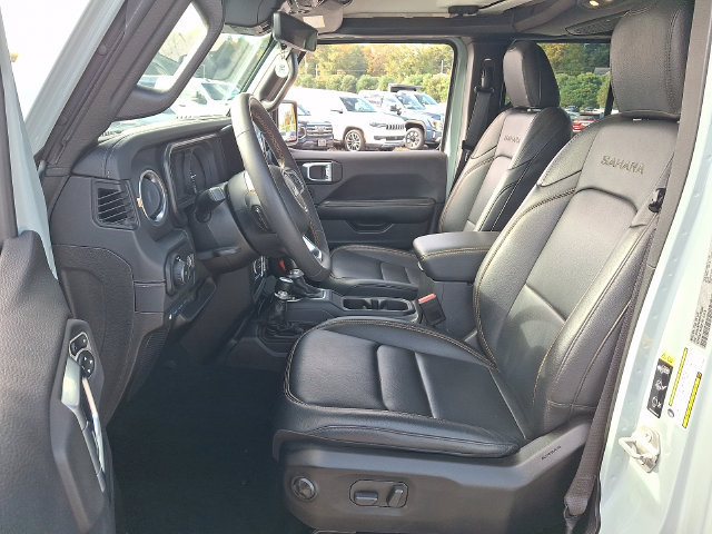 Used 2024 Jeep Wrangler Unlimited Sahara w/ Technology Group AWD/4WD image 2