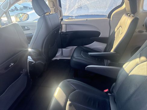 Used 2021 Chrysler Pacifica Touring-L image 14