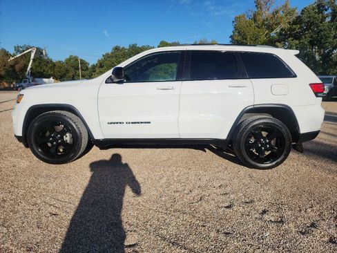 Used 2018 Jeep Grand Cherokee Laredo AWD/4WD image 3