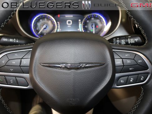 Used 2023 Chrysler Pacifica Touring-L image 23