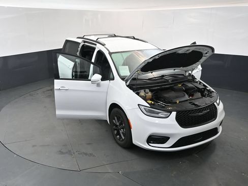 Used 2022 Chrysler Pacifica Touring-L w/ S Appearance Package AWD/4WD image 17