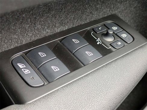 Used 2021 Volvo XC40 P8 Recharge image 26