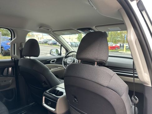 New 2026 Kia Carnival LX image 18